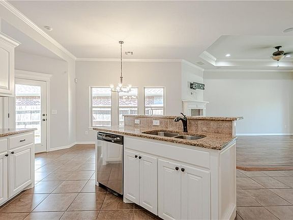 5th image of 14117 Oxford Dr
