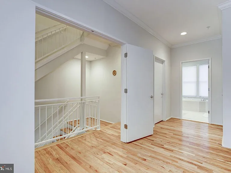 2058 N Oakland St — Photo 24