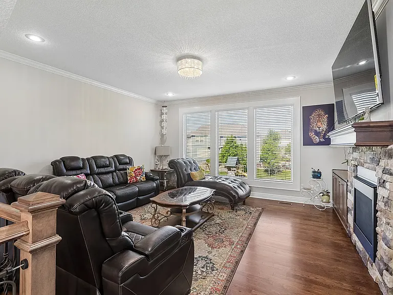 16324 Farley St — Photo 4