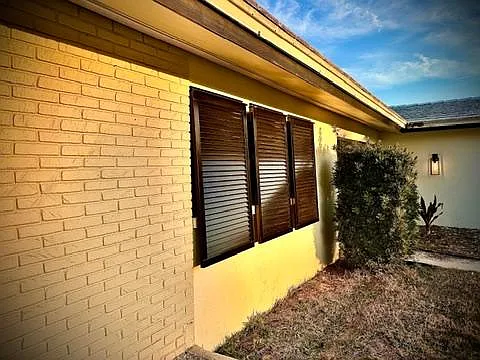 Building Photo - 1423 Embassy Dr