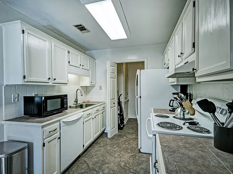 1221 Barnett Bend Cv — Photo 14