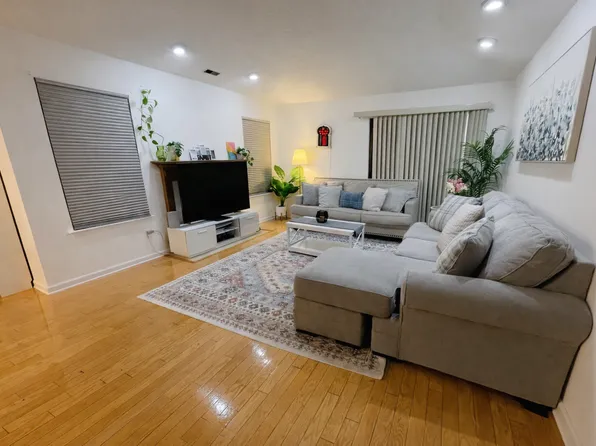 25 Carriage Pl, Edison, NJ 08820