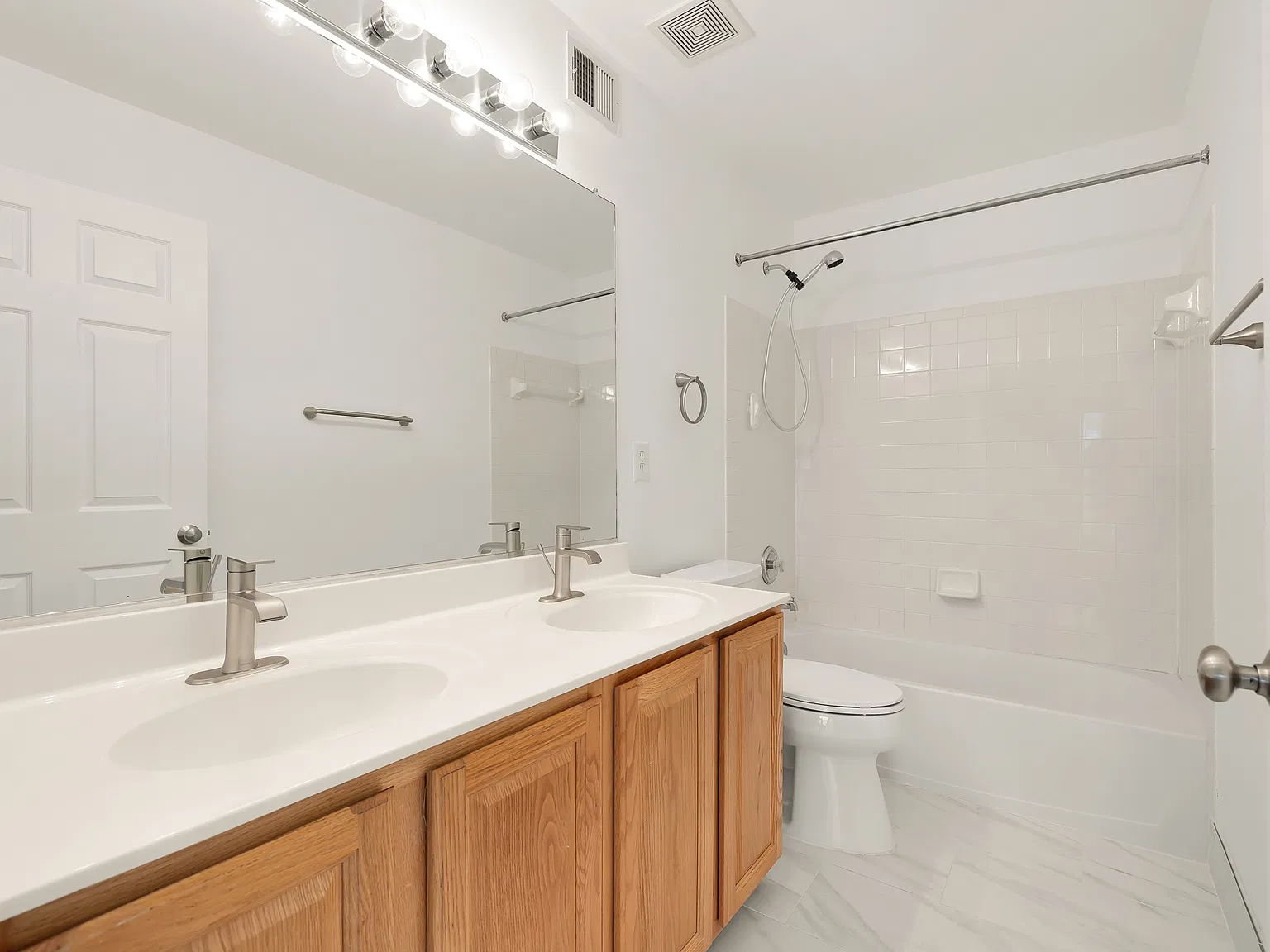 3 bed, 3.5 bath, 1760 sqft, $3,200 — Photo 3