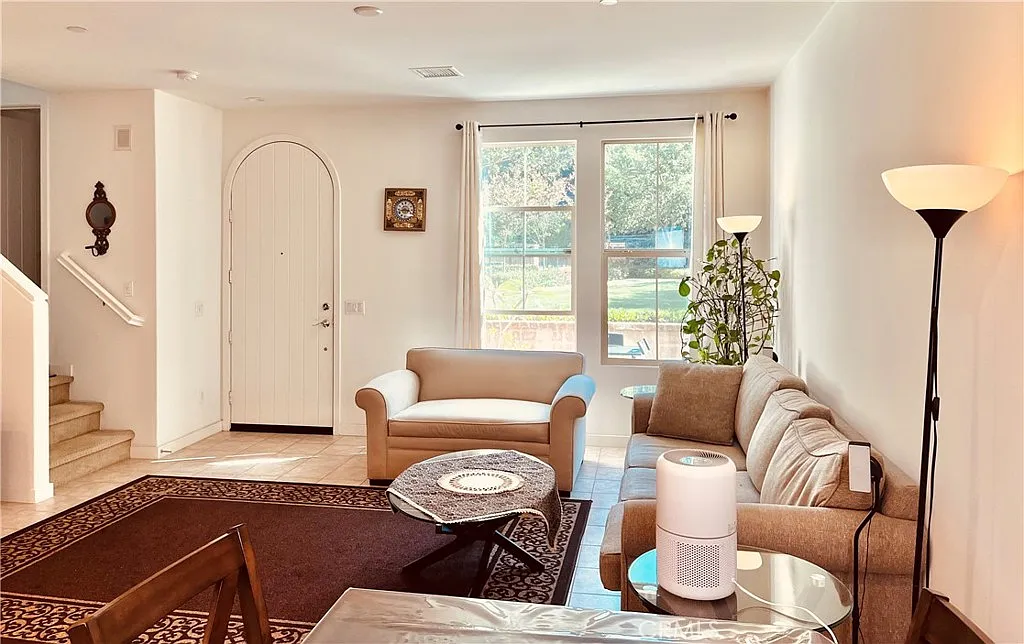 3 bed, 2.5 bath, 1427 sqft, $4,450 — Photo 2