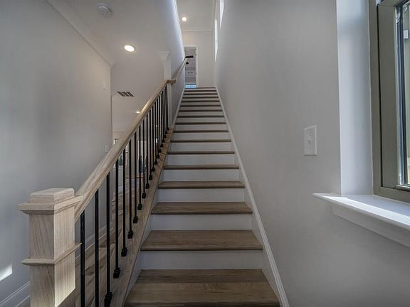 5th image of 100 Bastille Way SE