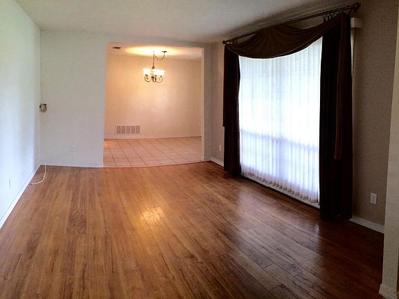 3rd image of 3884 Chestwood Ave