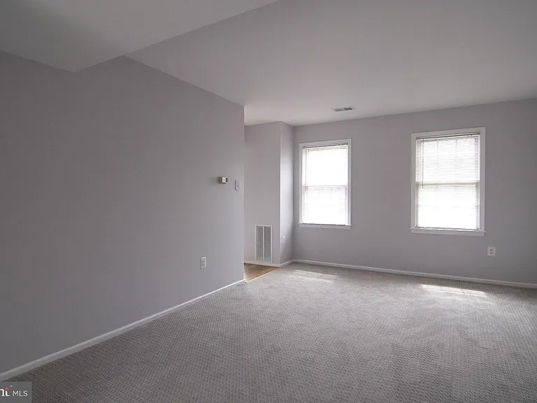 4 Chantilly Ct — Photo 3
