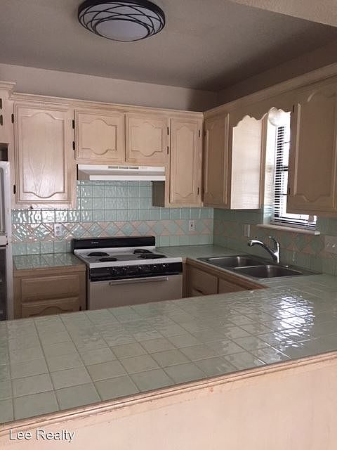 2nd image of 1002 Lexington Cir APT 2