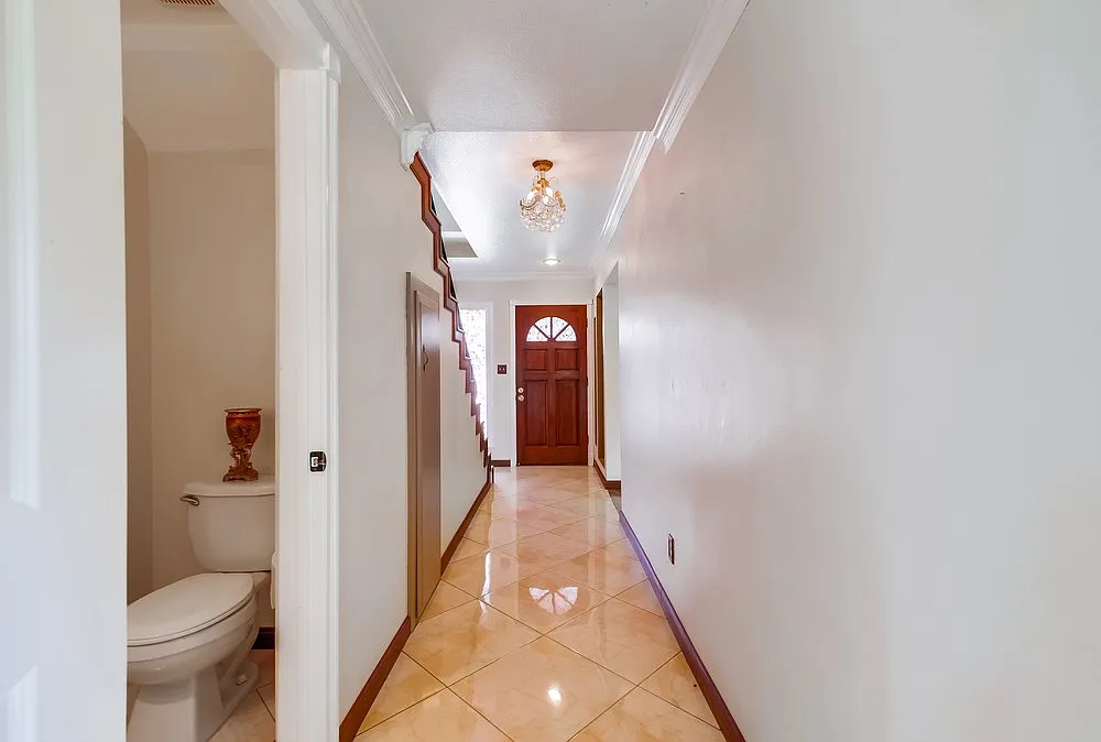 5 bed, 2.5 bath, 1717 sqft, $4,850 — Photo 3