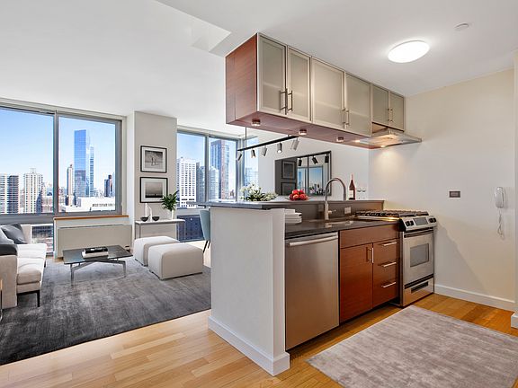 3rd image of 225 W 60th St APT 19D