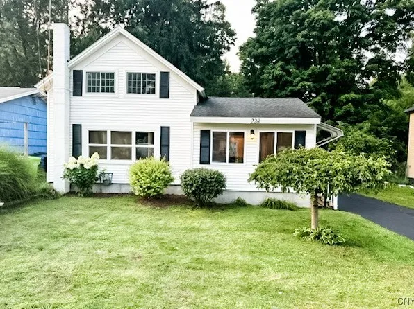 228 Chestnut St, North Syracuse, NY 13212