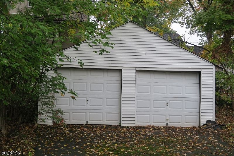 2nd image of 3 Roselyn Pl