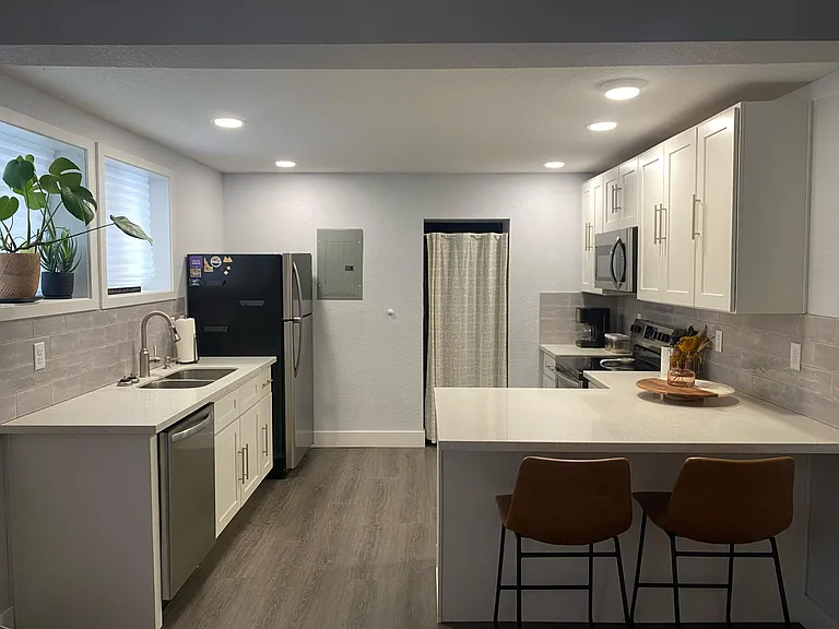 1421 Washington Ave #E — Photo 2