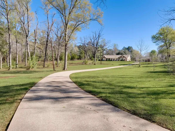 312 Southhill Rd, Palestine, TX 75801