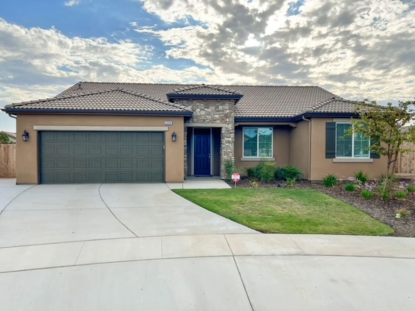 Beautiful 3 Bedroom 2 Bathroom in NW Visalia! — Photo 1