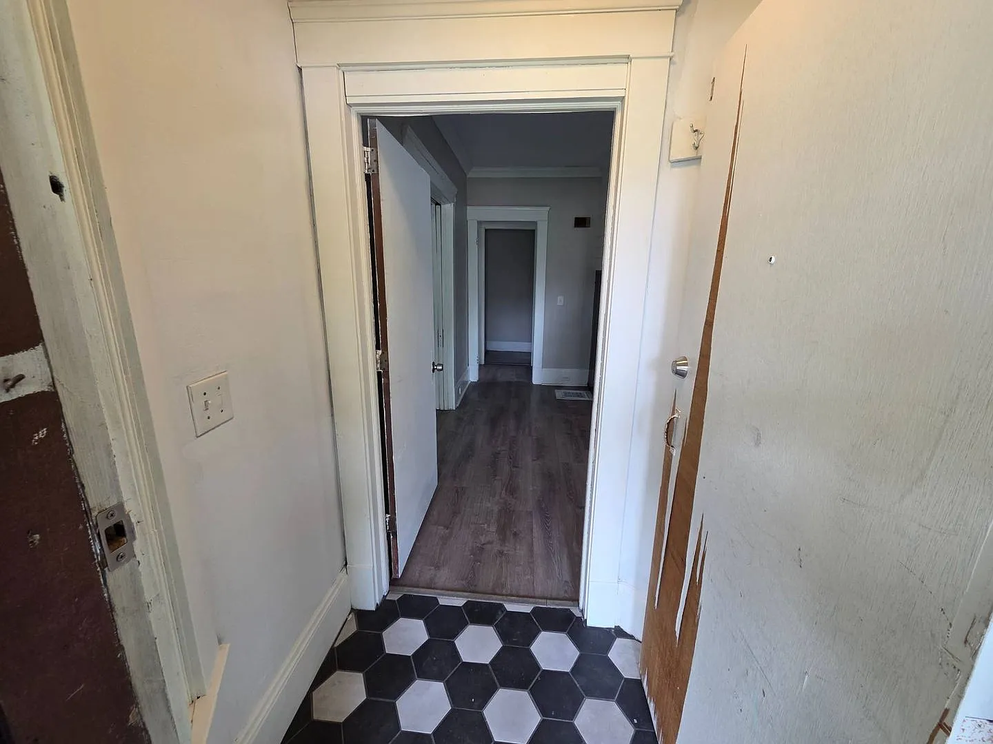 Charming 5 Bed Property at Prime Location — Photo 3