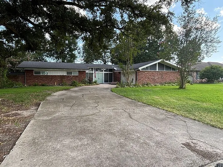 307 Allison Ln — Photo 1