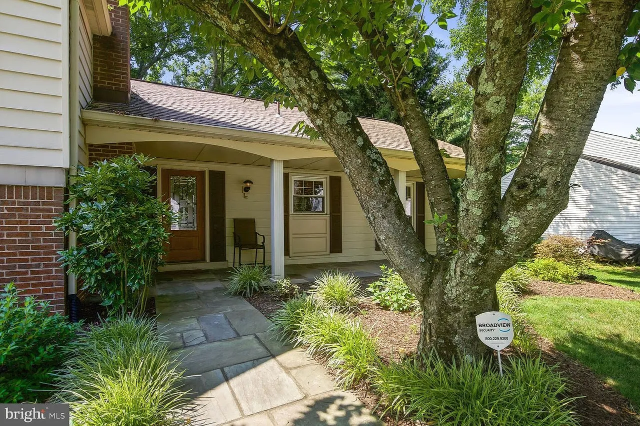 5 bed, 2.5 bath, 2472 sqft, $4,400 — Photo 3