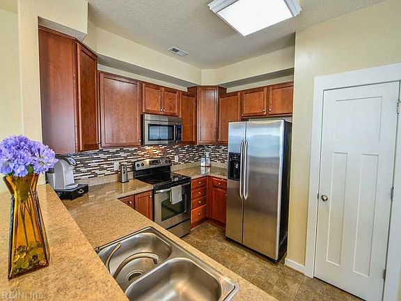3rd image of 242 Craftsman Cir