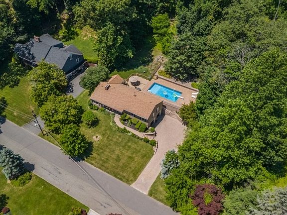 4th image of 36 Leamoor Dr
