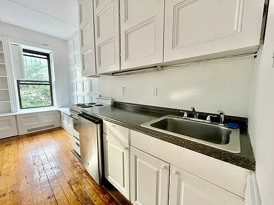 Rented by HOLTON REAL ESTATE INC. | media 13