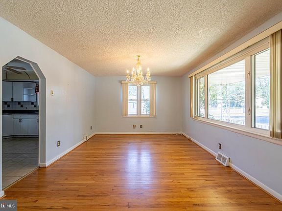 4th image of 300 Evergreen Ave