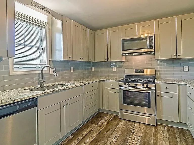 1352 N Hampton Rd — Photo 12