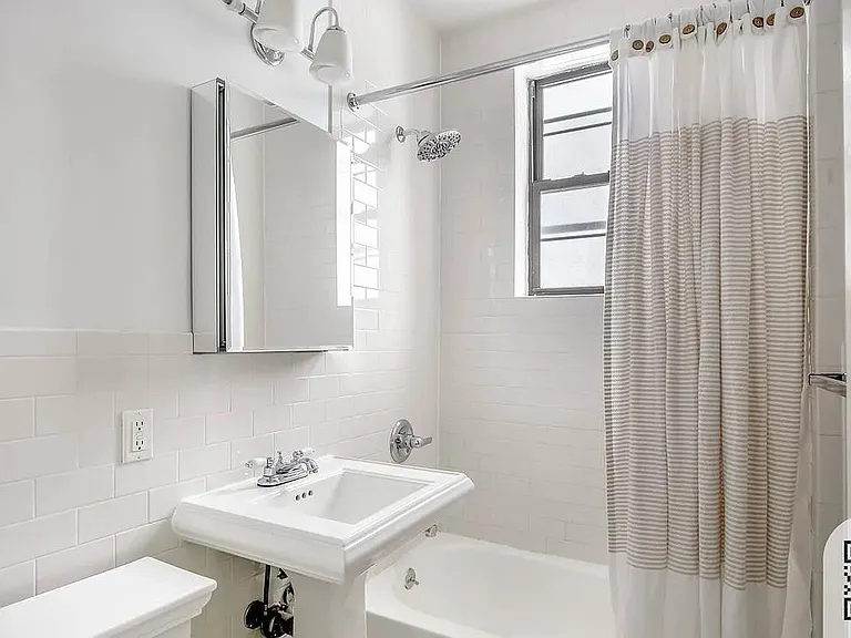 535 Hudson St #4H — Photo 11