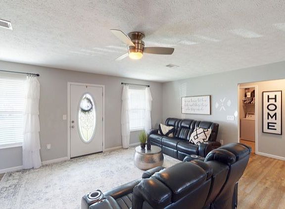 5th image of 647 Privet Dr