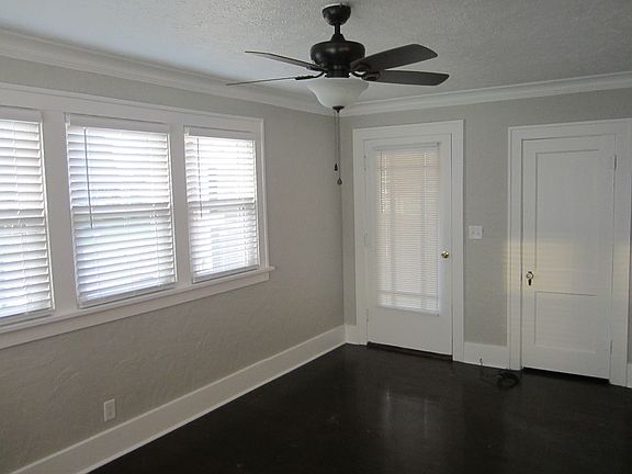 3rd image of 610 W Maywood Ave