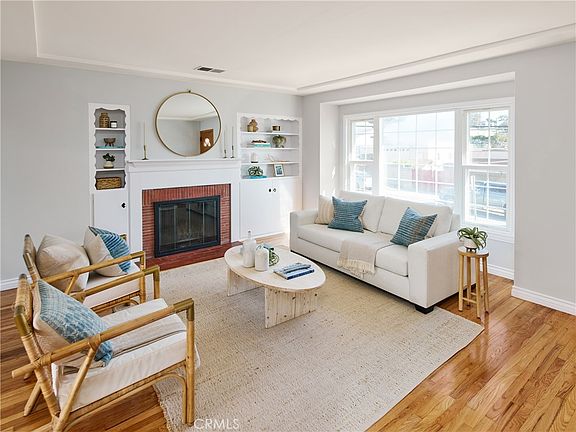 2nd image of 303 E Walnut Ave