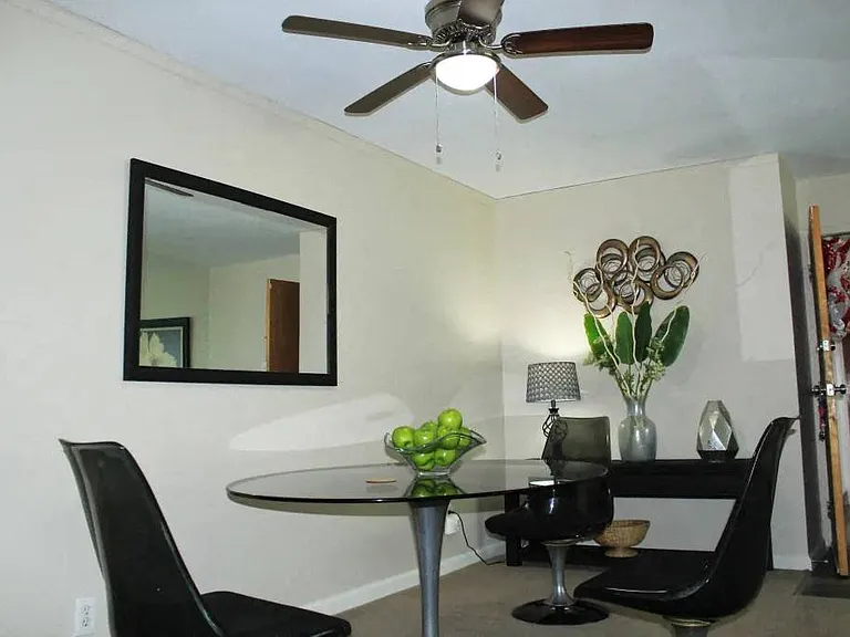 Bel Aire Apartments — Photo 10