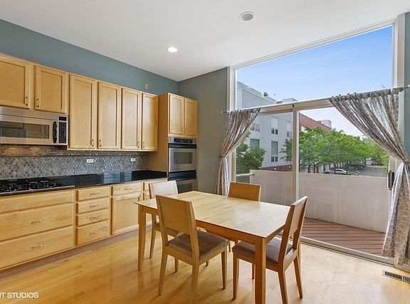 4th image of 1745 W Wellington Ave