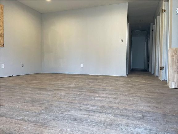 5th image of 409 N Pesotum Ave