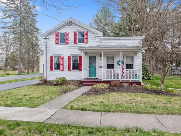 27 Seneca St, Baldwinsville, NY 13027