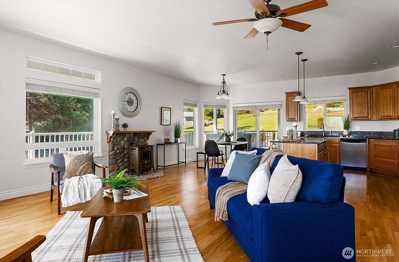 5th image of 1041 Halsey Drive