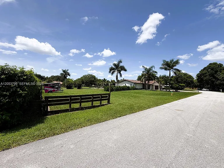 10950 SW 40th Ct — Photo 10