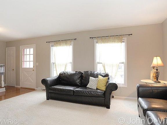 3rd image of 1546 Morewood Dr SE
