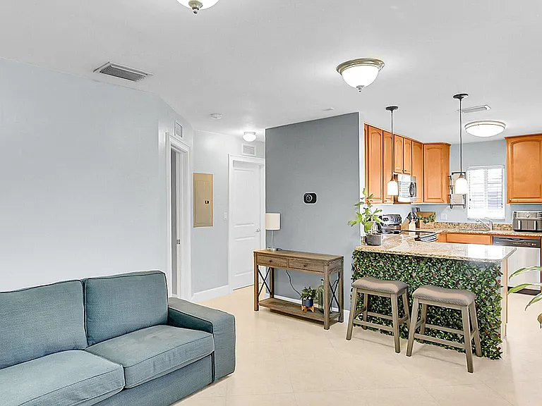 410 SW 15th St #206 — Photo 5