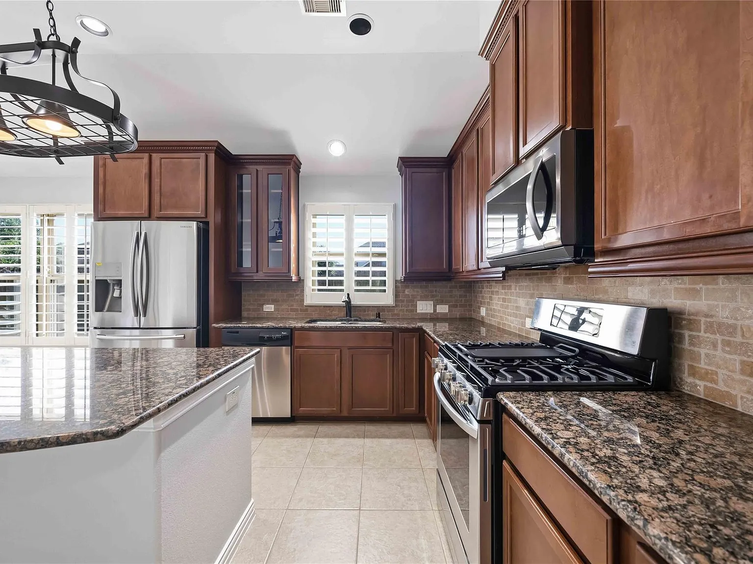 3 bed, 2.0 bath, 2053 sqft, $2,850 — Photo 2