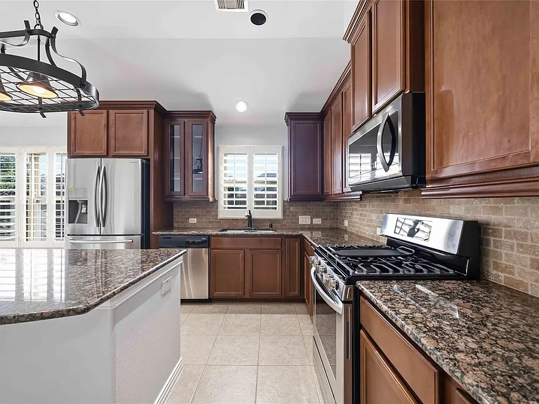 601 Dunlavy Ln — Photo 2