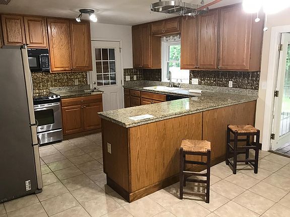 4th image of 7453 Greenway Dr