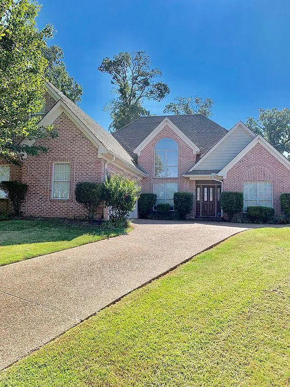 4 bed, 2110 sqft, $2,300 — Photo 1
