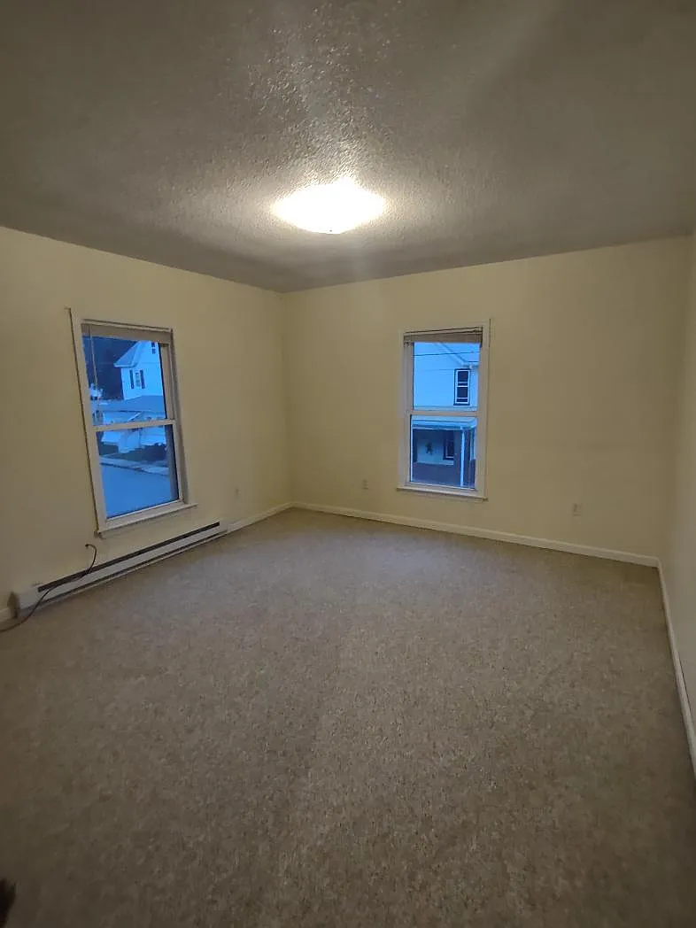 3 bed, 10 sqft, $900 — Photo 2