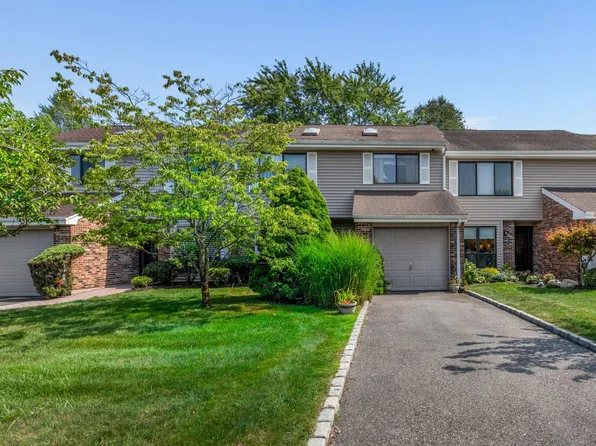 157 Hidden Ponds Circle, Smithtown, NY 11787