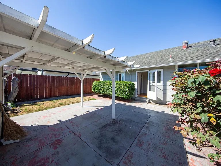 330 Beverly Ave — Photo 11