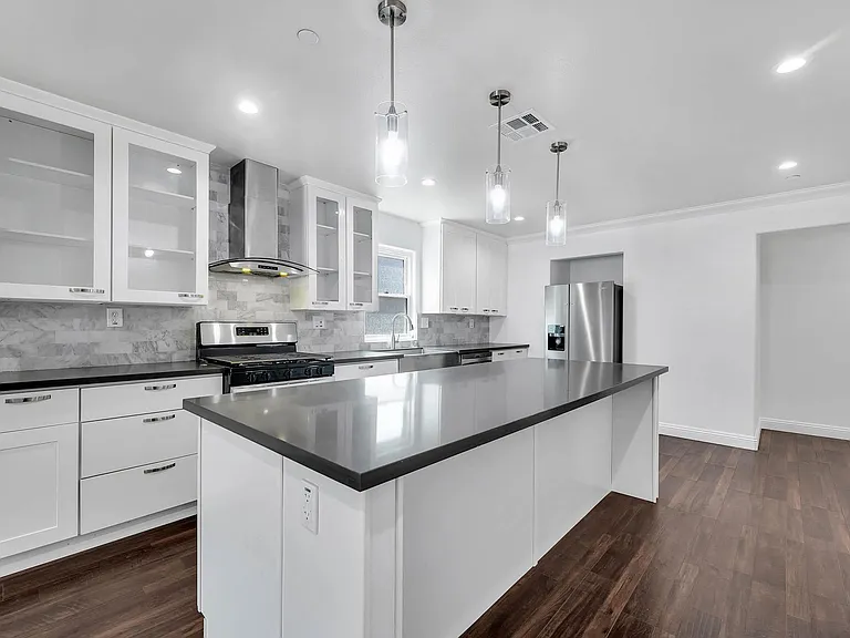 2882 W 14th St — Photo 11