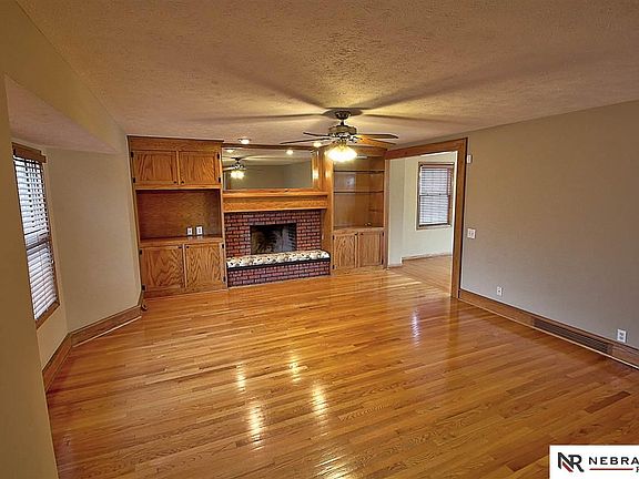 3rd image of 916 Oxford Cir