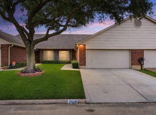 3310 Country Meadows Ct, Pearland, TX 77584