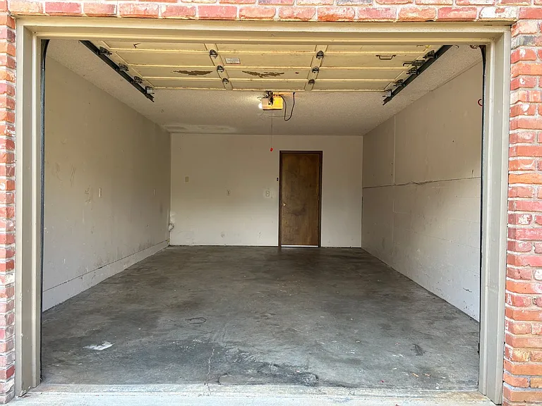 Large Two Bedroom Duplex in South Salem — Photo 12